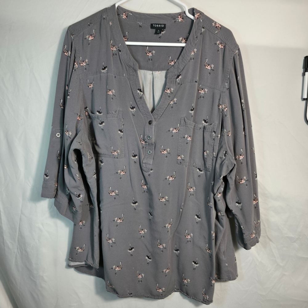 Torrid Tunic Blouse Womens 5 Grey Excellent Ostrich Print Rayon Roll-Tab Harper